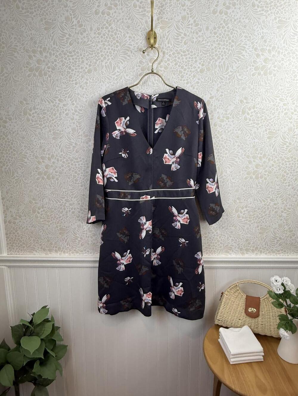 Banana Republic Gray Lavender 3/4 Sleeve Floral V-Neck Dress - Size - 8